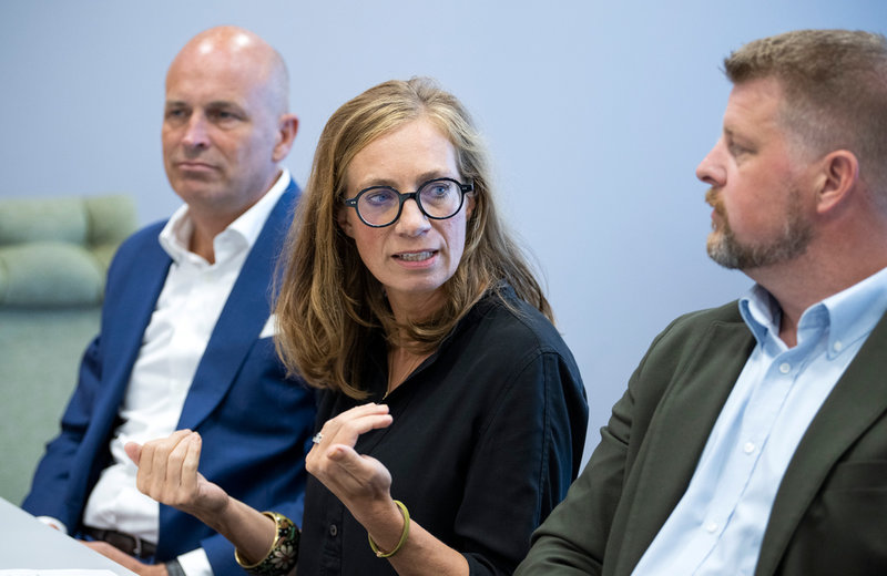 Hans Holmstedt, vd för stärkelseproducenten Lyckeby, Berith Apelgren, kommunikations- och hållbarhetschef Pågen, och Hans Ramel, regionordförande för Lantbrukarnas Riksförbund (LRF) på pressträffen där skånska företag och intresseorganisationer kräver att rikspolitiker gör något åt de skenande elpriserna i södra Sverige.