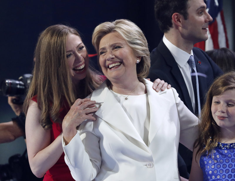 Chelsea Clinton och Hillary Clinton. Chelsea Clinton och Hillary Clinton.