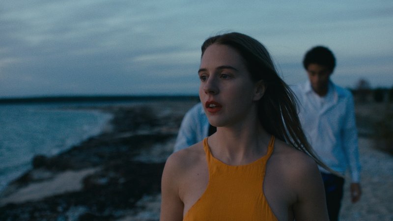 Carla Sehn drar en farlig bluff i "Mecenaten". 