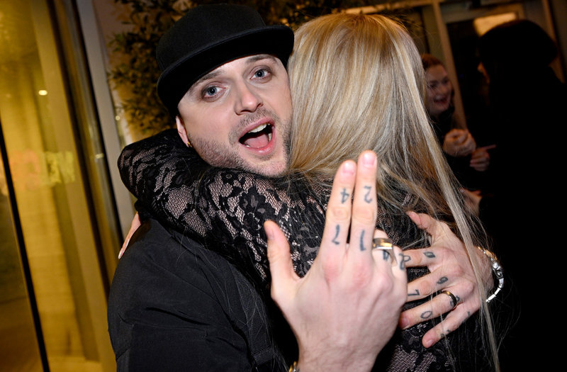 Chris Adam, sångare i Smash Into Pieces, kramar sin partner Lisa Stålstierna på efterfesten. 