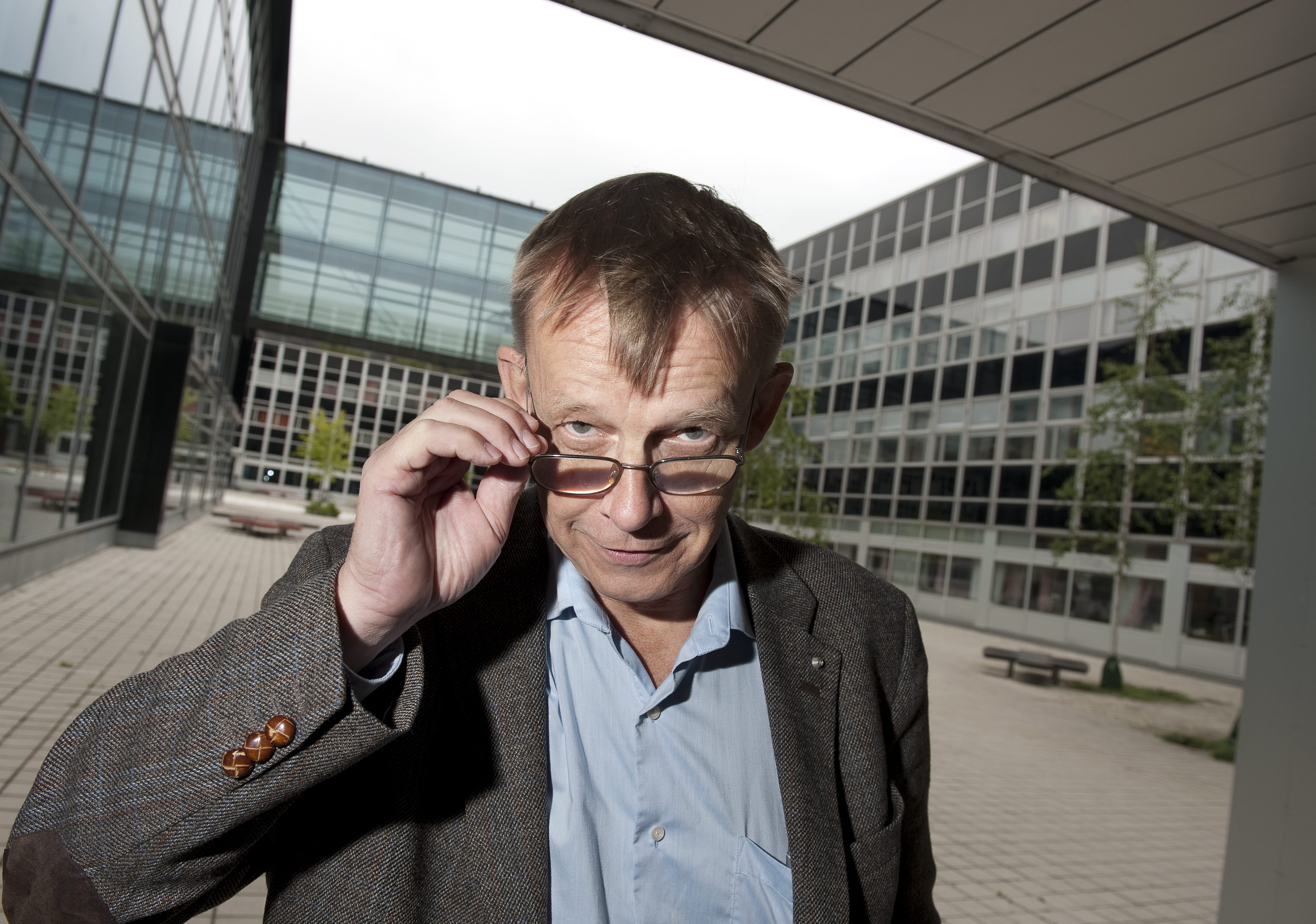 Enligt professorn Hans Rosling kan förklaringen vara att kvinnor helt enkelt är biologiskt smartare.