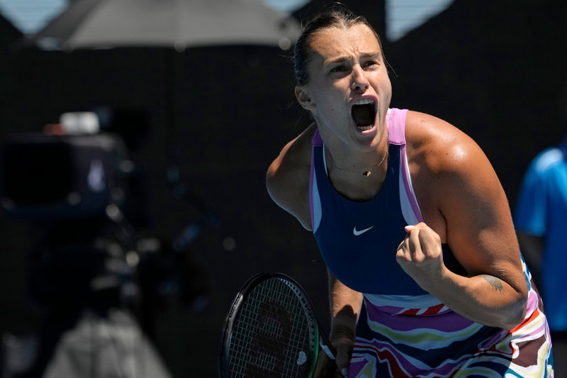 Aryna Sabalenka firar efter att ha besegrat Belinda Bencic i fjärde omgången.