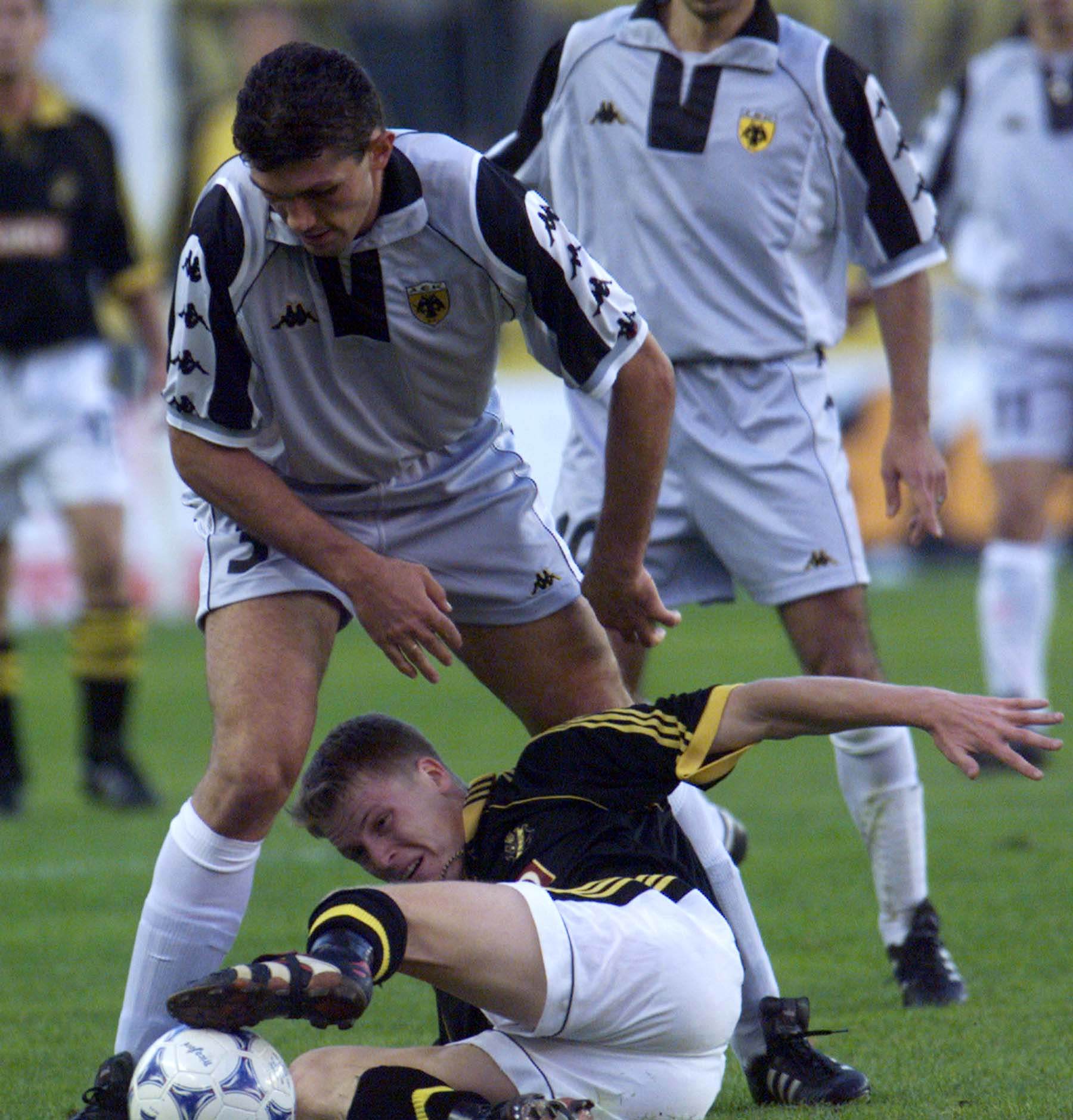 1999: Karl Corneliusson tampas med en AEK Aten-spelare. 1999: Karl Corneliusson tampas med en AEK Aten-spelare.