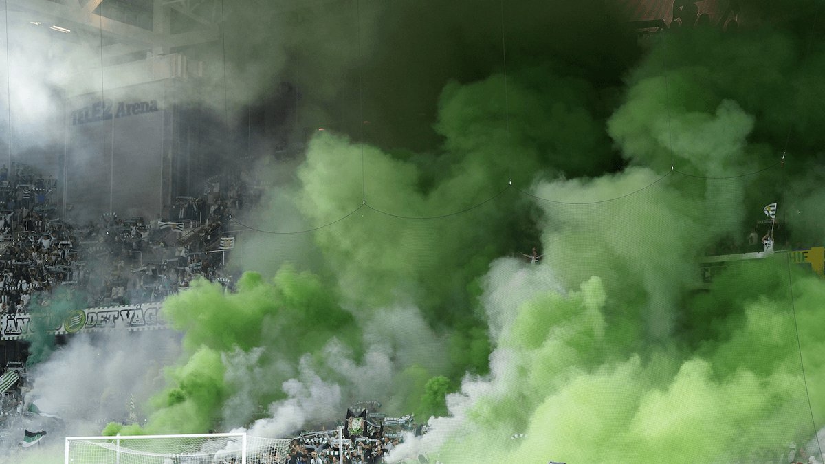 Hammarby med grönvita rökbomer.