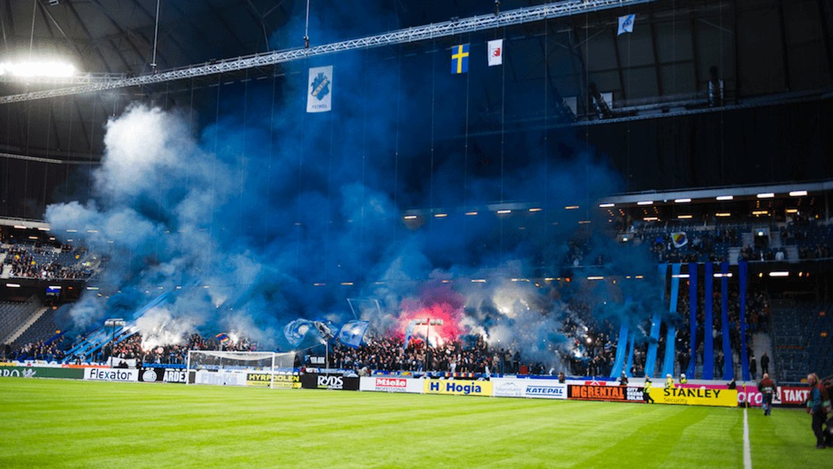 Djurgårdens supportrar bjöd på rökpjäser och såkallade blinkers mot AIK på Friends. 