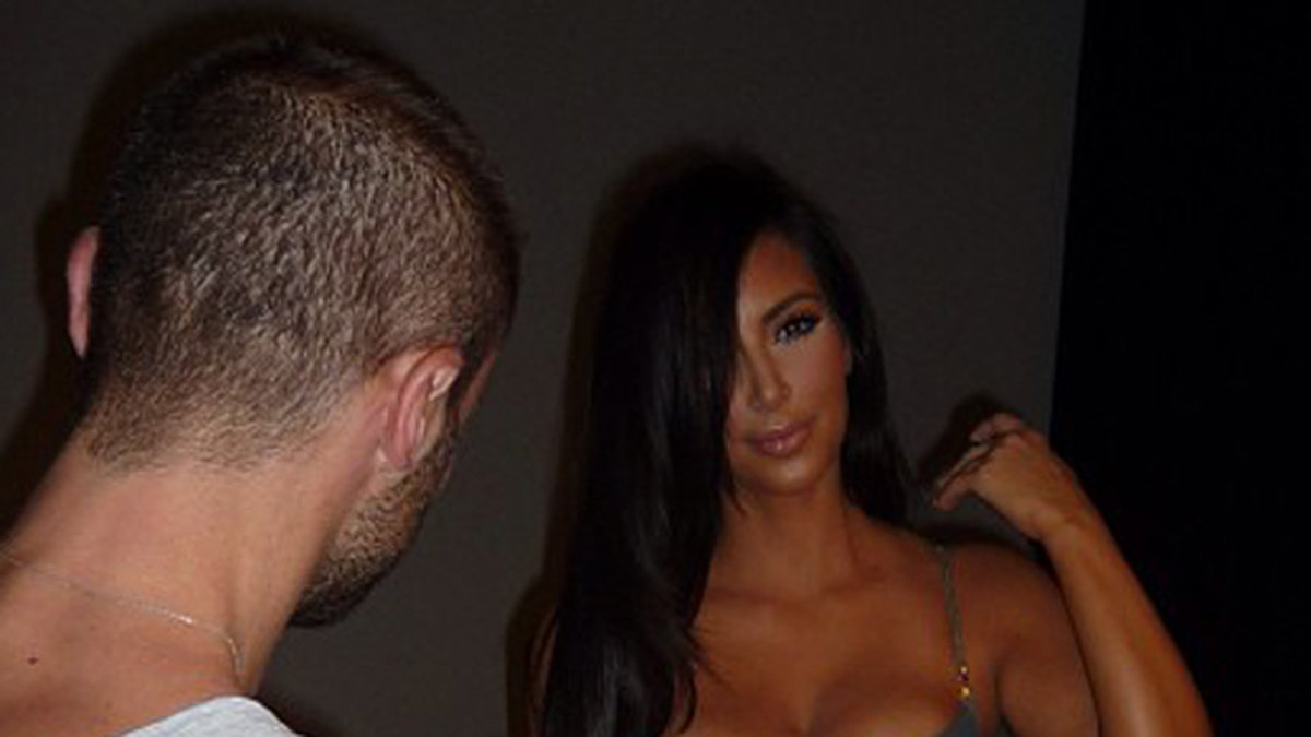 Kim Kardashian flexar musklerna. 