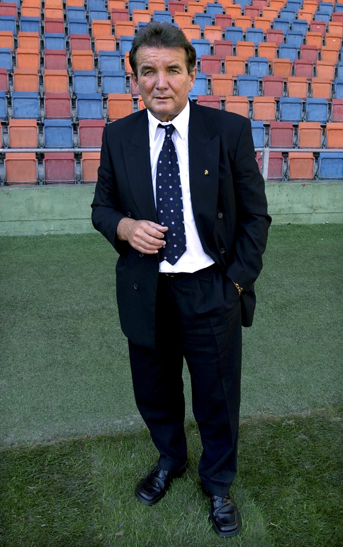 Han kom, han såg och han floppade jävligt hårt den där Dusan Uhrin. Trots en silverpeng från EM 1996 lyckades tjecken aldrig få AIK ur startgropen och sprakades redan efter en säsong i den Allmänna Idrottsklubben. Han kom, han såg och han floppade jävligt hårt den där Dusan Uhrin. Trots en silverpeng från EM 1996 lyckades tjecken aldrig få AIK ur startgropen och sprakades redan efter en säsong i den Allmänna Idrottsklubben.