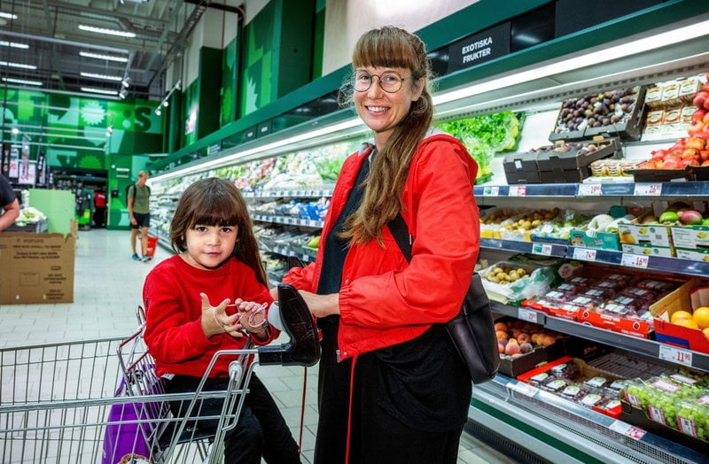 Ida Olander och dottern Elise handlar på Willys, Älvsjö. 'Vi bunkrar desto mer nu. Nyss var det bra pris på Bregott så jag köpte tre paket'