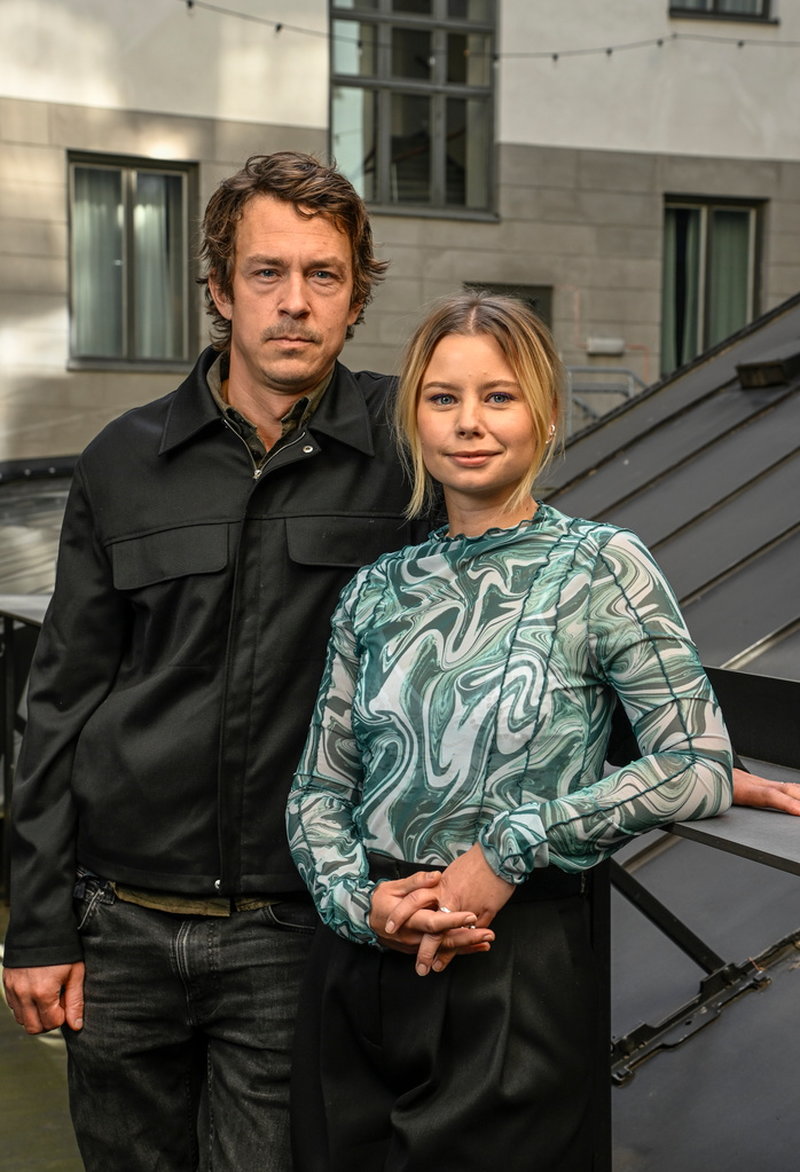 Skådespelarna Oscar Töringe och Amanda Jansson spelar Magnus och Sara i tv-succén 'Tunna blå linjen'.