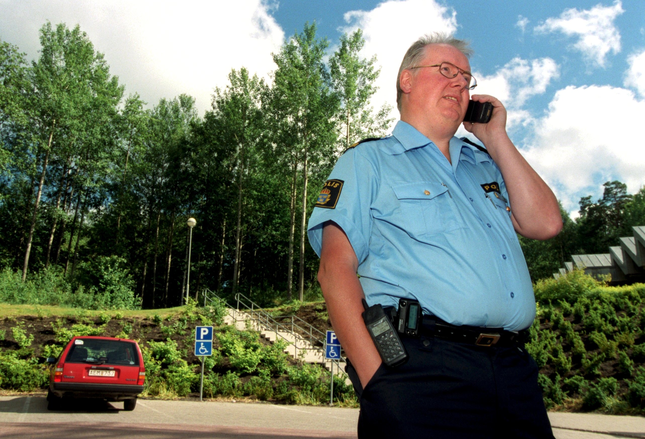 Nu tar polisen klivet in i 2000-talet - med mobiltelefoner.