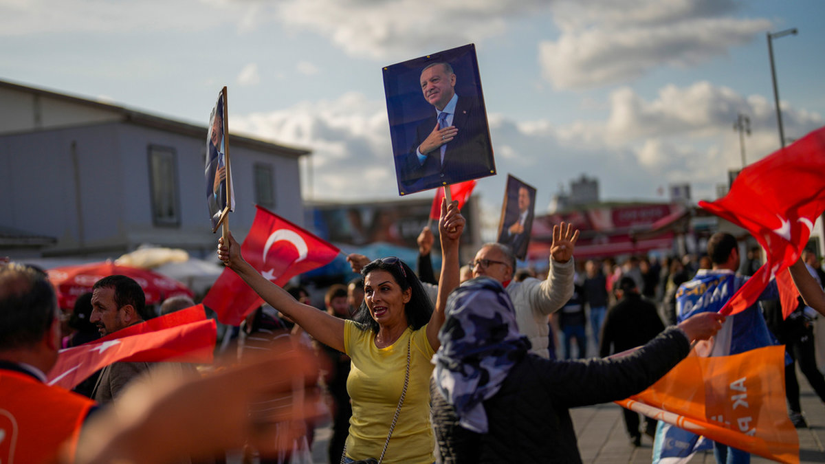 Anhängare till Recep Tayyip Erdogan dansar på Istanbuls gator den 23 maj.