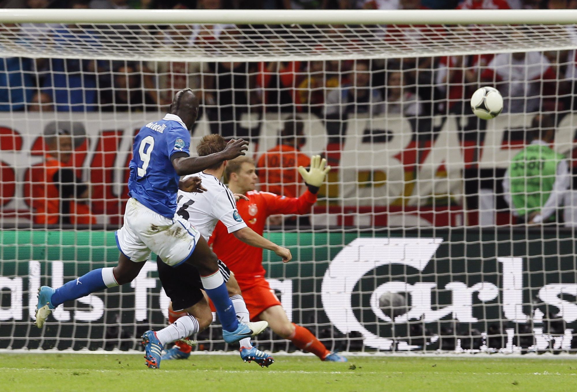 Neuer var chanslös även på det men hur firade Balotelli sitt mål den här gången då?