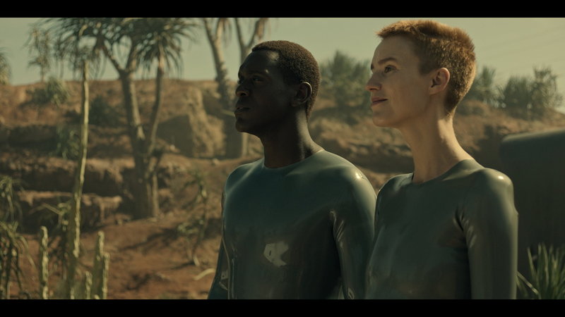 Abubakar Salim och Amanda Collin som Father och Mother i 'Raised by wolves'. Pressbild.