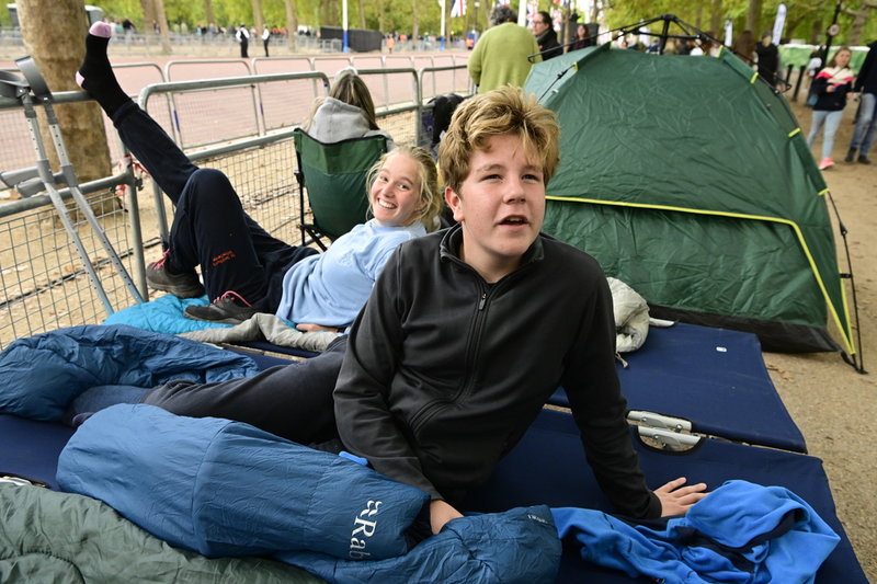 Rojalisterna Luke Gower-Jones och systern Amy förbereder sig för att övernatta längs med The Mall på söndagen för att kunna följa kortegen.