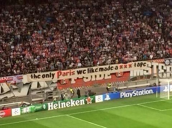 Ajax-fansen skickade en passning till PSG. 