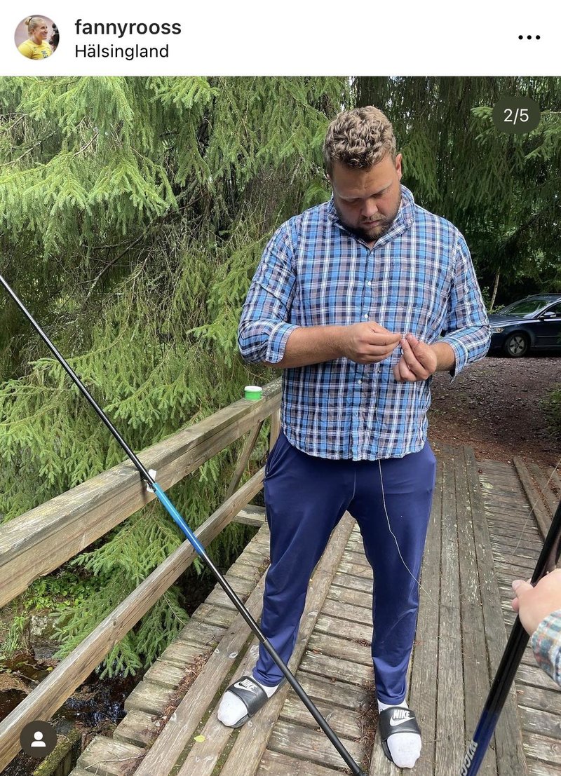 Daniel Roos passade på att fiska i Hälsingland i somras. Skärmavbild: instagram.com/fannyrosss Daniel Roos passade på att fiska i Hälsingland i somras. Skärmavbild: instagram.com/fannyrosss
