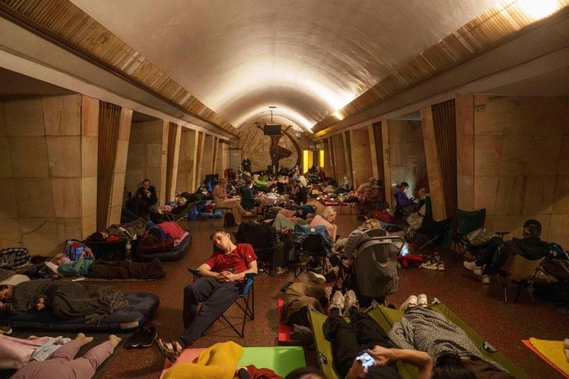 Människor sover i tunnelbanan under nattens attack mot Kiev.
