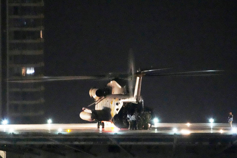 en israelisk militärhelikopter med Edan Alexander ombord landade sent på måndagskvällen på Ichilov-sjukhuset i Tel Aviv.