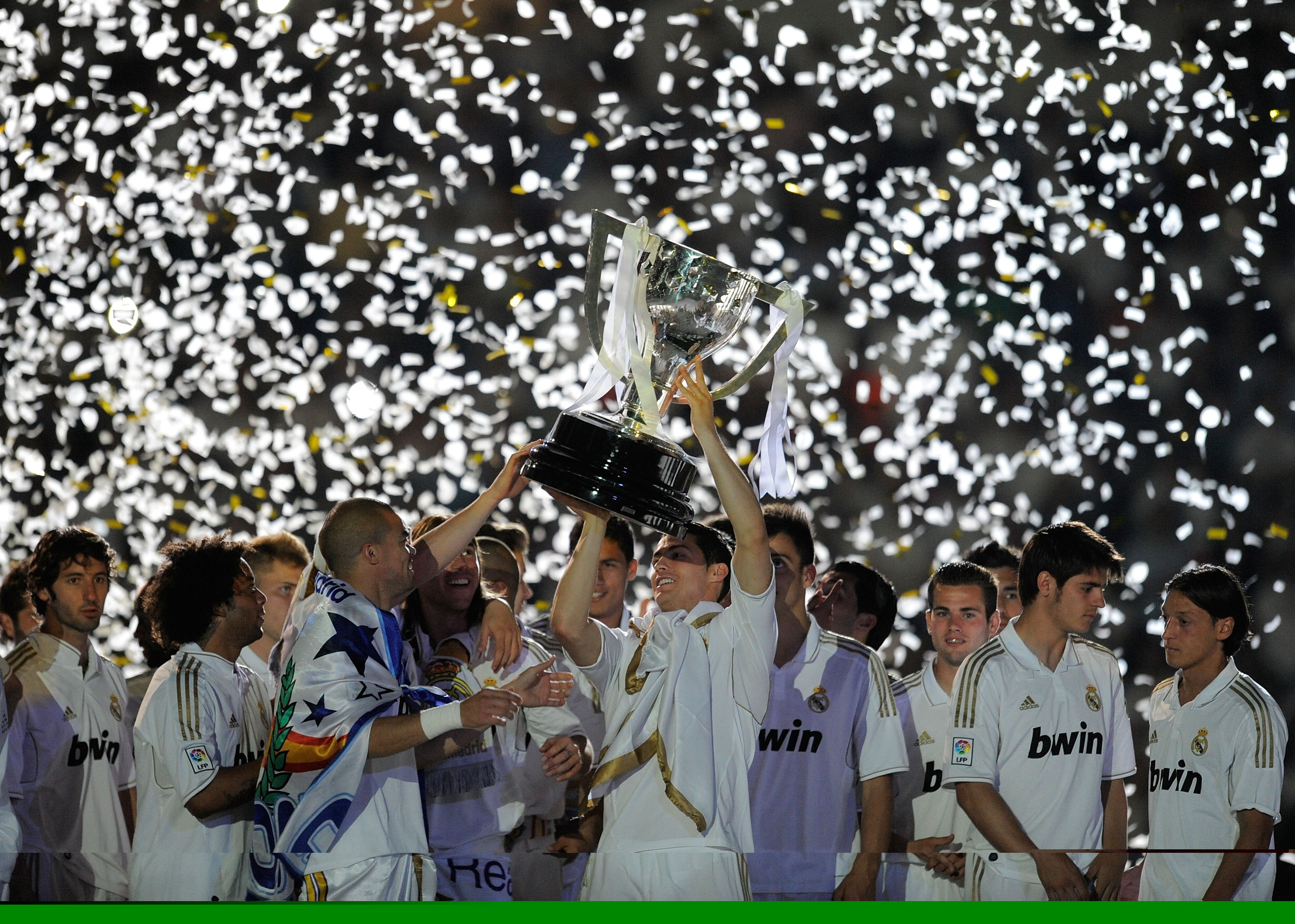 Real Madrid fick också fira ligatiteln. Real Madrid fick också fira ligatiteln.