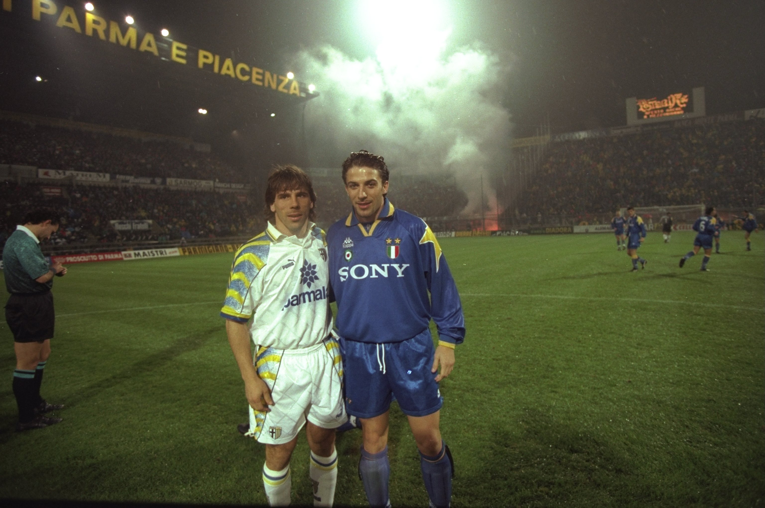 Han var med och tog Juventus till segrar av Champions League säsongen 1996, här står han tillsammans med Gianfranco Zola 1995. 