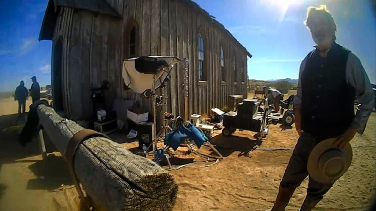 Alec Baldwin fotograferad på inspelningsplatsen av 'Rust' av polisen i Santa Fe. I januari återupptas filminspelningen.