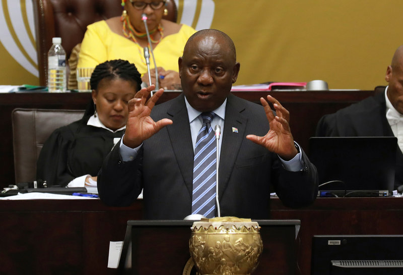 Cyril Ramaphosa försöker försvara sig mot anklagelserna i parlamentet i Kapstaden. Bild från i september.