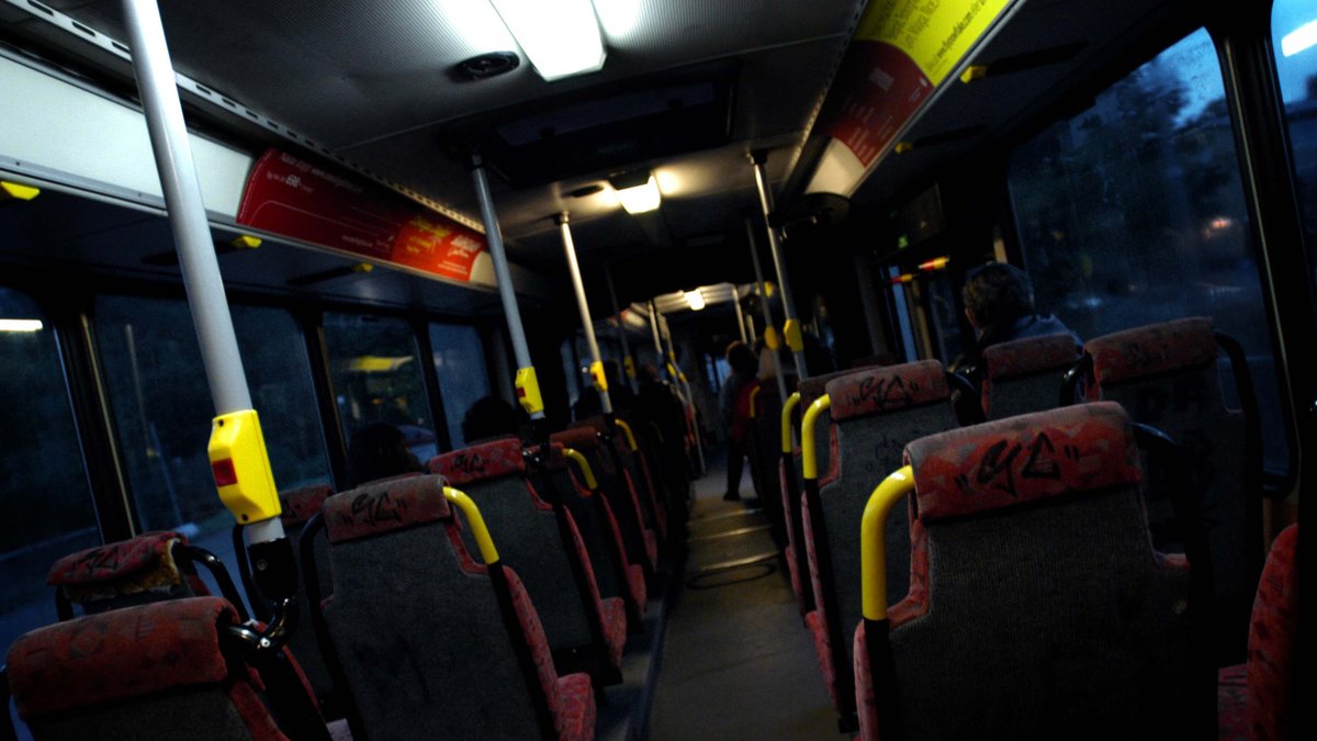 Chauffören nekar anklagelserna om att ha haft sex på bussen. 