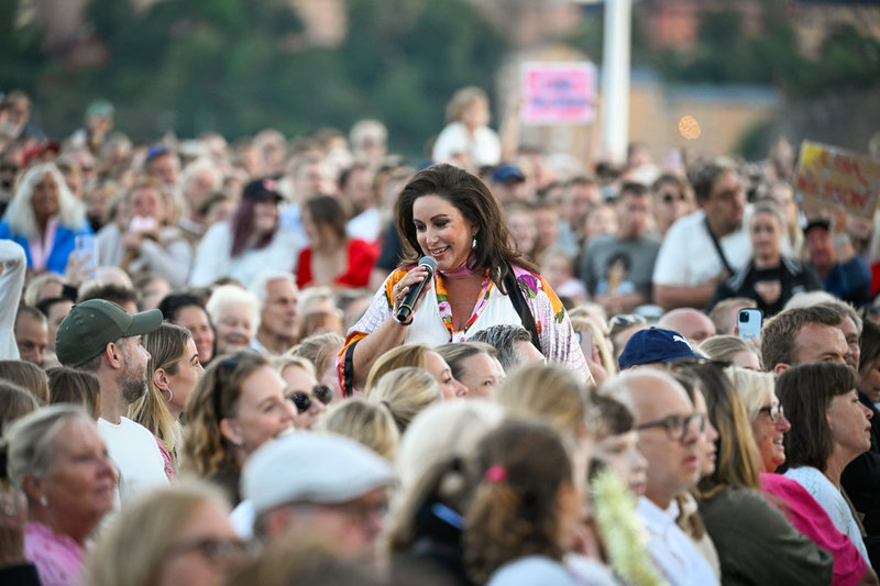 Lisa Nilsson uppträder under säsongsfinalen av "Allsång på Skansen" på tisdagskvällen.