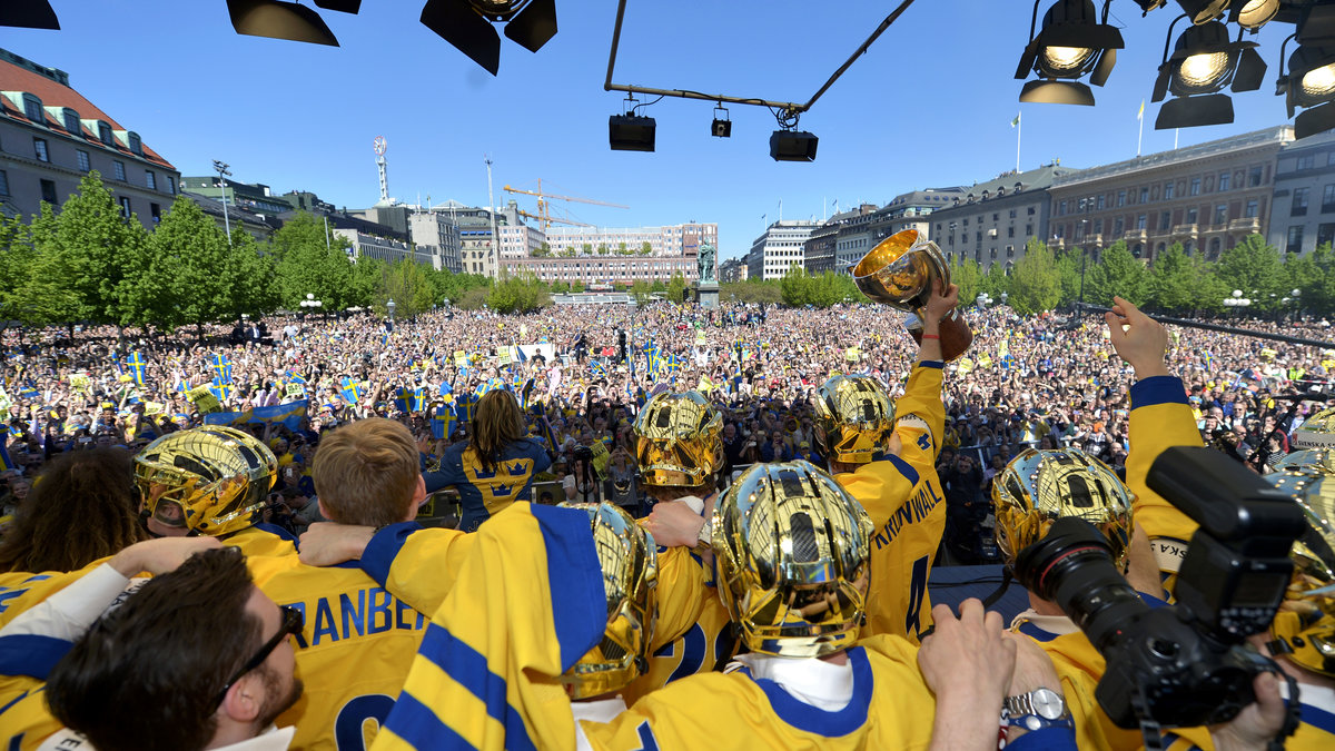 Flera tusen hyllar Tre kronor efter VM-guldet i Kungsträdgården.