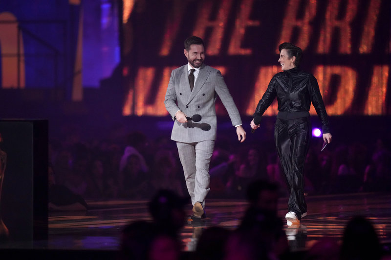 Martin Compston och Vicky McClure spelar mot varandra i "Line of duty". Under Brit Awards förra året delade de ut priset till bästa internationella grupp.