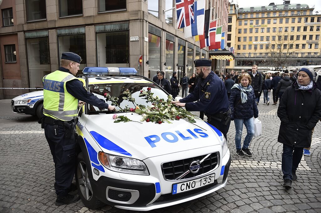 Under lördagen hyllas polisen för sin insats. Dela bildspelet för att visa din tacksamhet. Under lördagen hyllas polisen för sin insats. Dela bildspelet för att visa din tacksamhet.