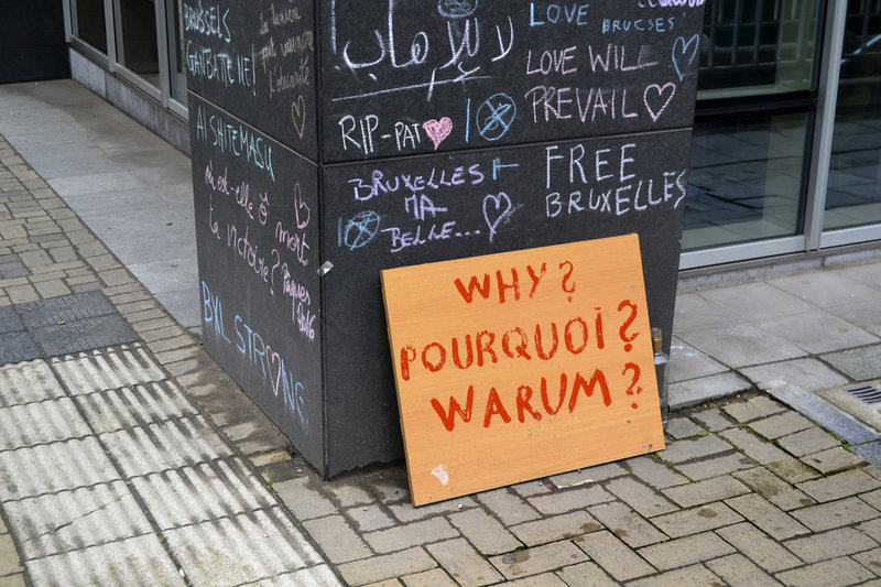 Varför? undrade någon - på tre språk - vid tunnelbanestationen Maelbeek efter terrordåden 2016. Kanske kommer svar nu när rättegången inleds i Bryssel. Arkivfoto.