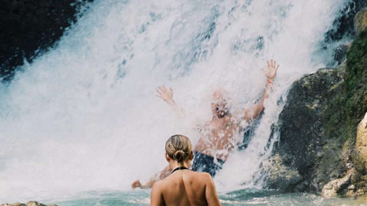 Zara Larsson och hennes pappa lattjar i ett vattenfall. 