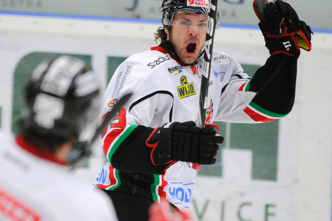 I en svängig match i Jönköping blev till slut Modo ett vinnande lag efter att ha besegrat de regerande mästarna HV71 på straffar. Slutresultatet blev 4-3. I en svängig match i Jönköping blev till slut Modo ett vinnande lag efter att ha besegrat de regerande mästarna HV71 på straffar. Slutresultatet blev 4-3.