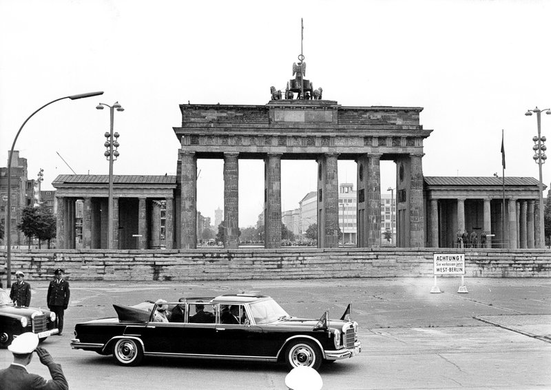 Drottning Elizabeth och prins Philip passerar Brandenburger Tor i Berlin under sin Tysklandsresa 1965. De körs i en Mercedes 600 – den tyska lyxbilen som blev något av 'limousinernas limousin' under andra halvan av 1900-talet.