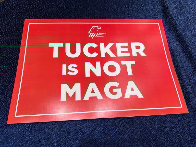 En skylt med texten "Tucker är inte Maga" under en konferens för judiska republikaner i Las Vegas i början av november.