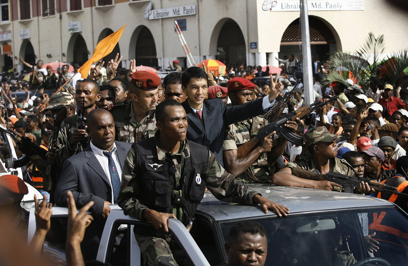 Den dåvarande oppositionsledaren Andry Rajoelina (mitten) gör segertecken när han paraderar genom huvudstaden Antananarivo efter att ha tagit makten i mars 2009.