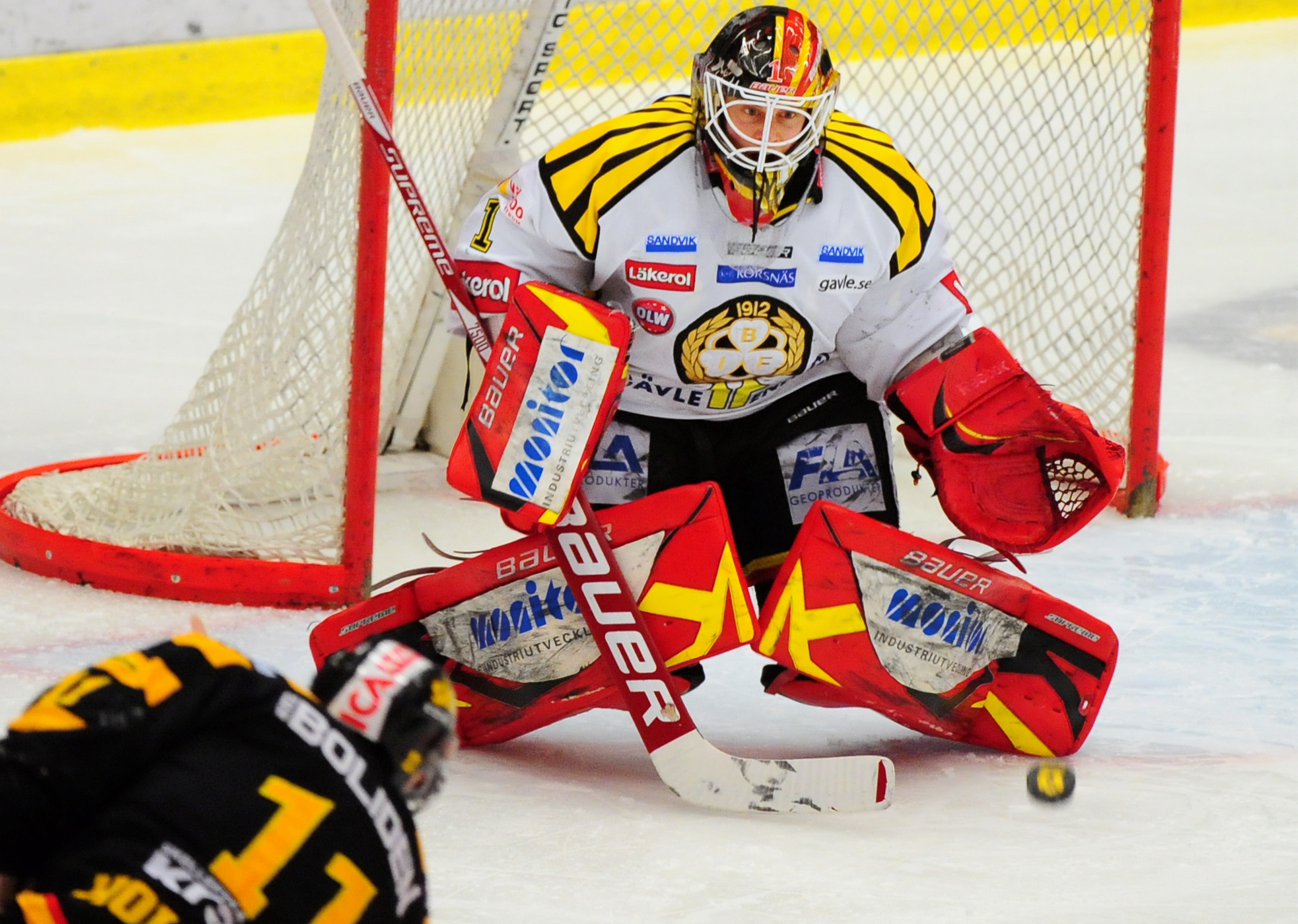 Motsvarigheten Niklas Svedberg storspelade i Brynäskassen. Tre insläppta på 46 skott säger det mesta. Motsvarigheten Niklas Svedberg storspelade i Brynäskassen. Tre insläppta på 46 skott säger det mesta.