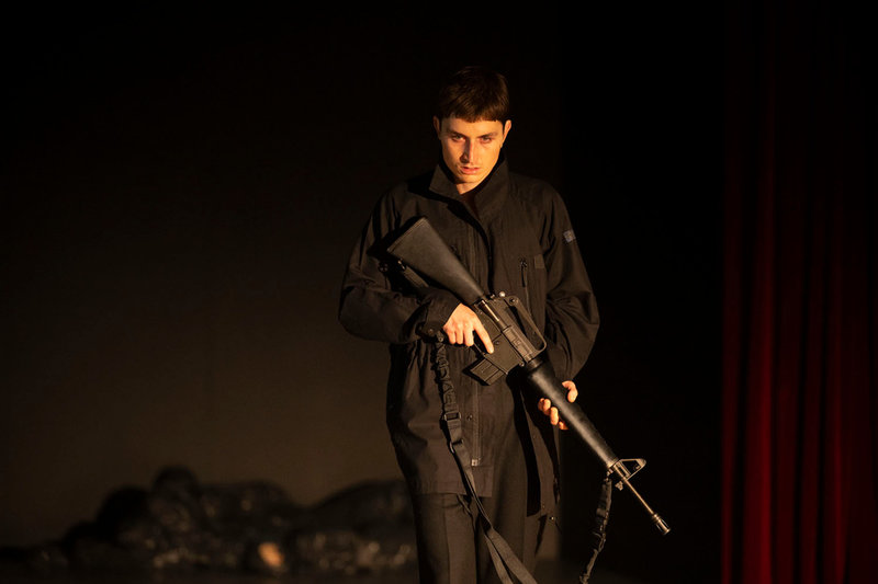 Gustav Lindh som Hamlet i Dramatens uppsättning av Shakespeares klassiker. 