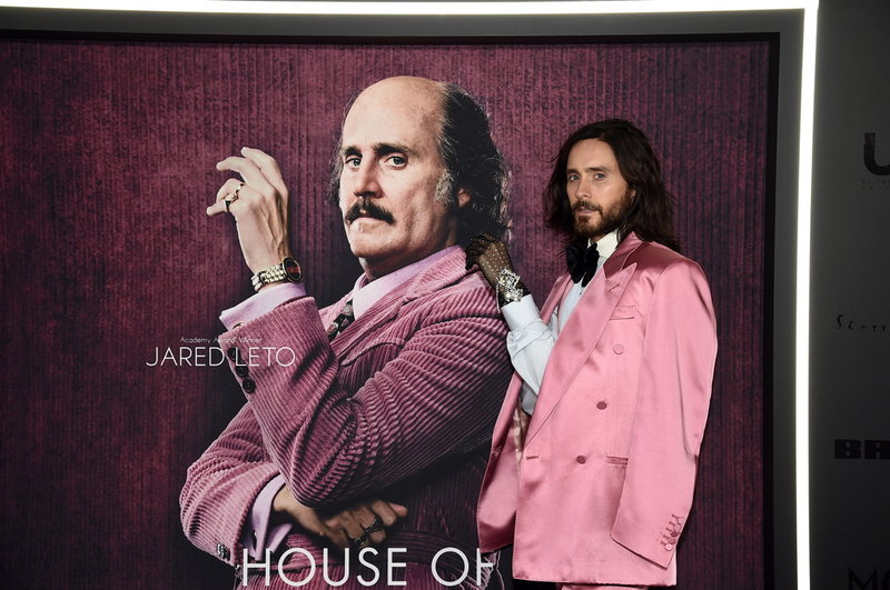 Skådespelaren Jared Leto framför en bild av sin rollfigur i 'House of Gucci'. Arkivbild.