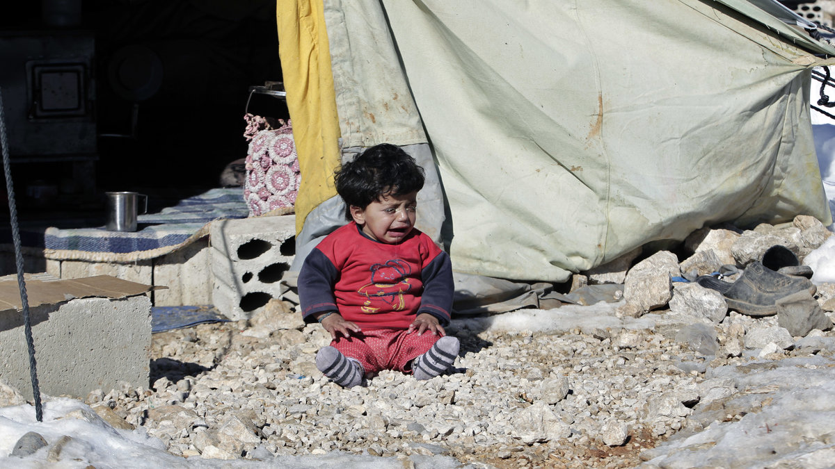 Ett syriskt barn gråter i ett flyktingläger i Libanon, december 2013. 