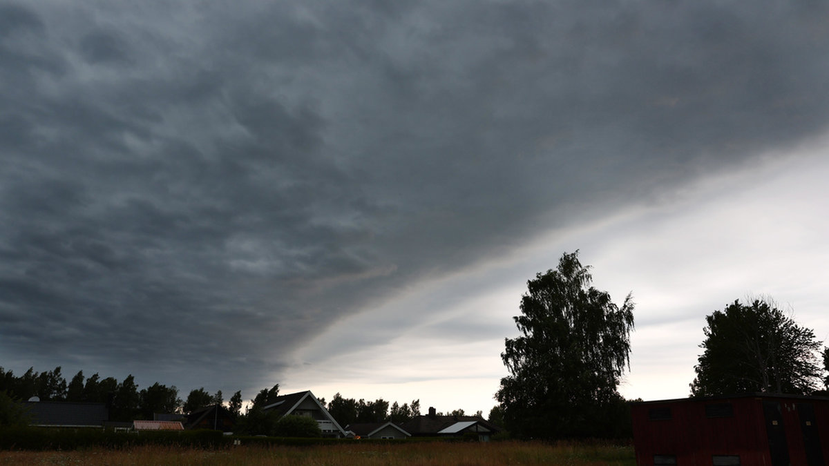 Varning för skyfall – hit kommer ovädret