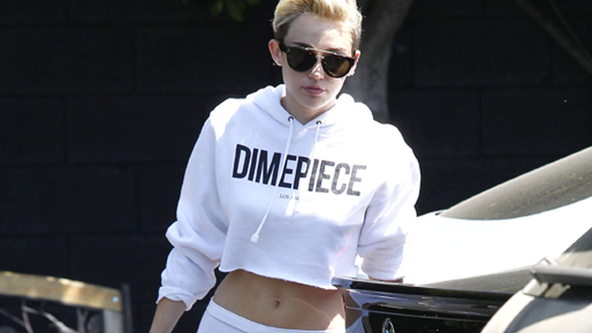 Miley älskar vitt – här ränner hon runt i Converse och vita leggings i Los Angeles. 