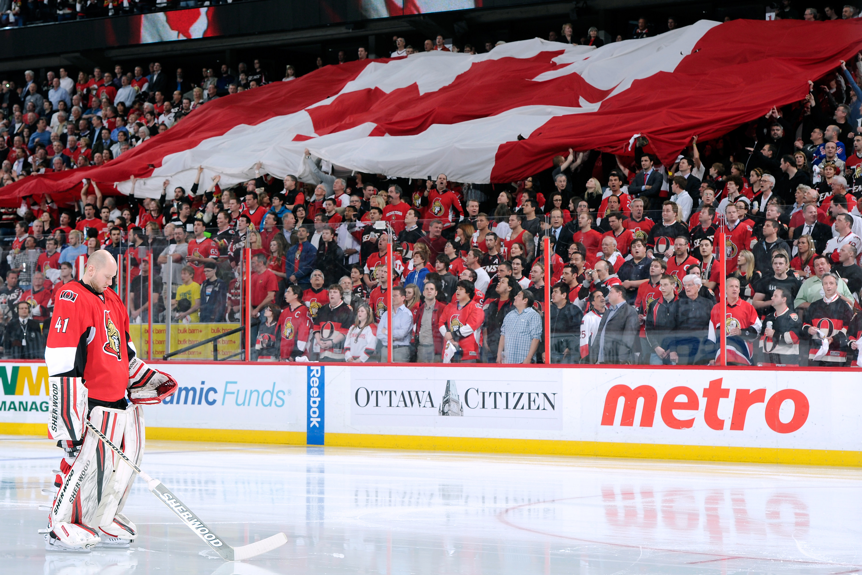 Publiken var med på noterna i Ottawas Scotiabank Place, men jublet inför matchen la sig snabbt. Publiken var med på noterna i Ottawas Scotiabank Place, men jublet inför matchen la sig snabbt.