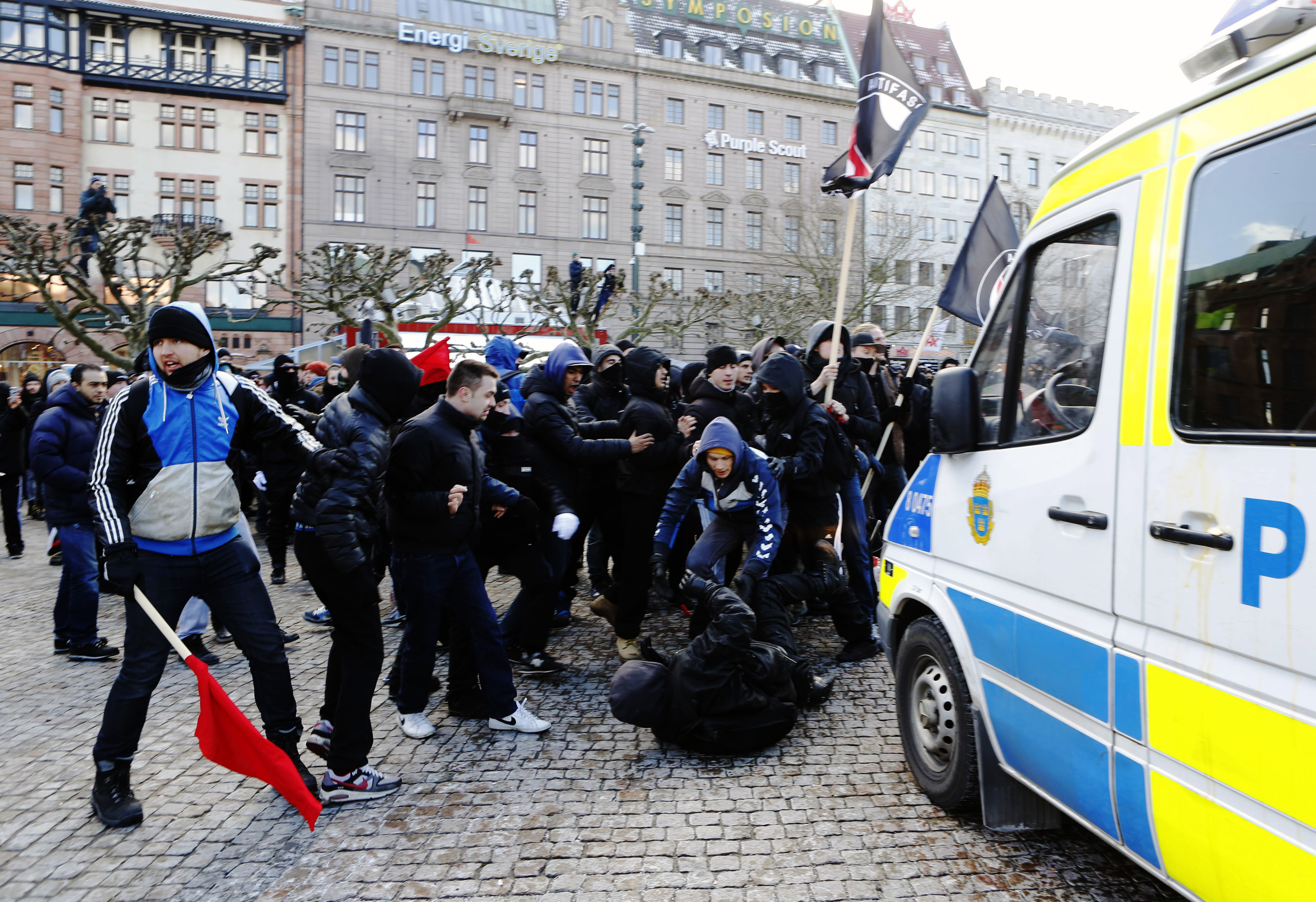 Demonstranterna gick till attack mot polisen och deras bilar. Demonstranterna gick till attack mot polisen och deras bilar.