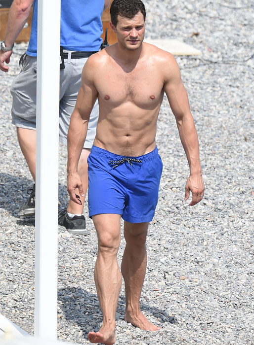 Jamie Dornan flashade sitt sexpack. Jamie Dornan flashade sitt sexpack.