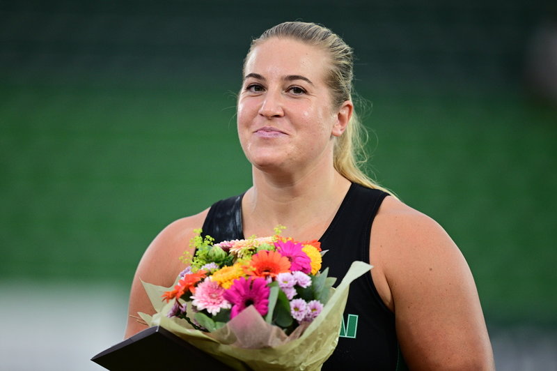 Fanny Roos belönades med blommor efter sin seger i kula i Varberg.