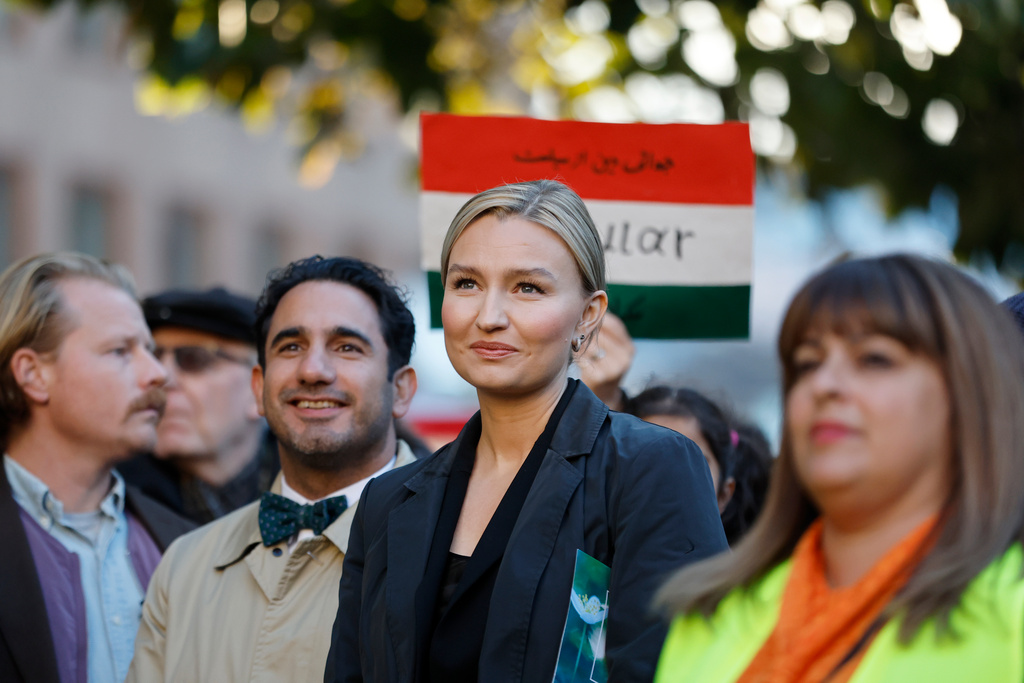Socialförsäkringsminister Ardalan Shekarabi (S) och Kristdemokraternas partiledare Ebba Busch vid en manifestation för det iranska folket på Norrmalmstorg i Stockholm.