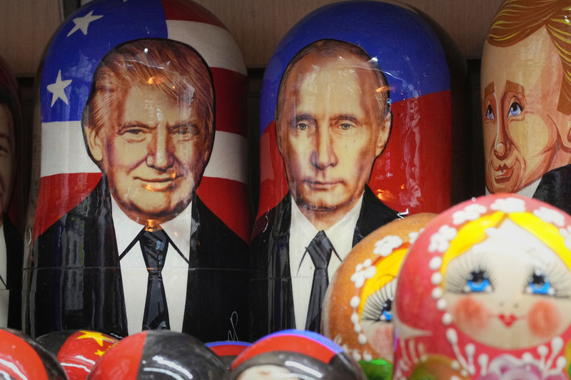USA:s respektive Rysslands president Donald Trump och Vladimir Putin i form av ryska dockor. Bilden togs i S:t Petersburg i våras.