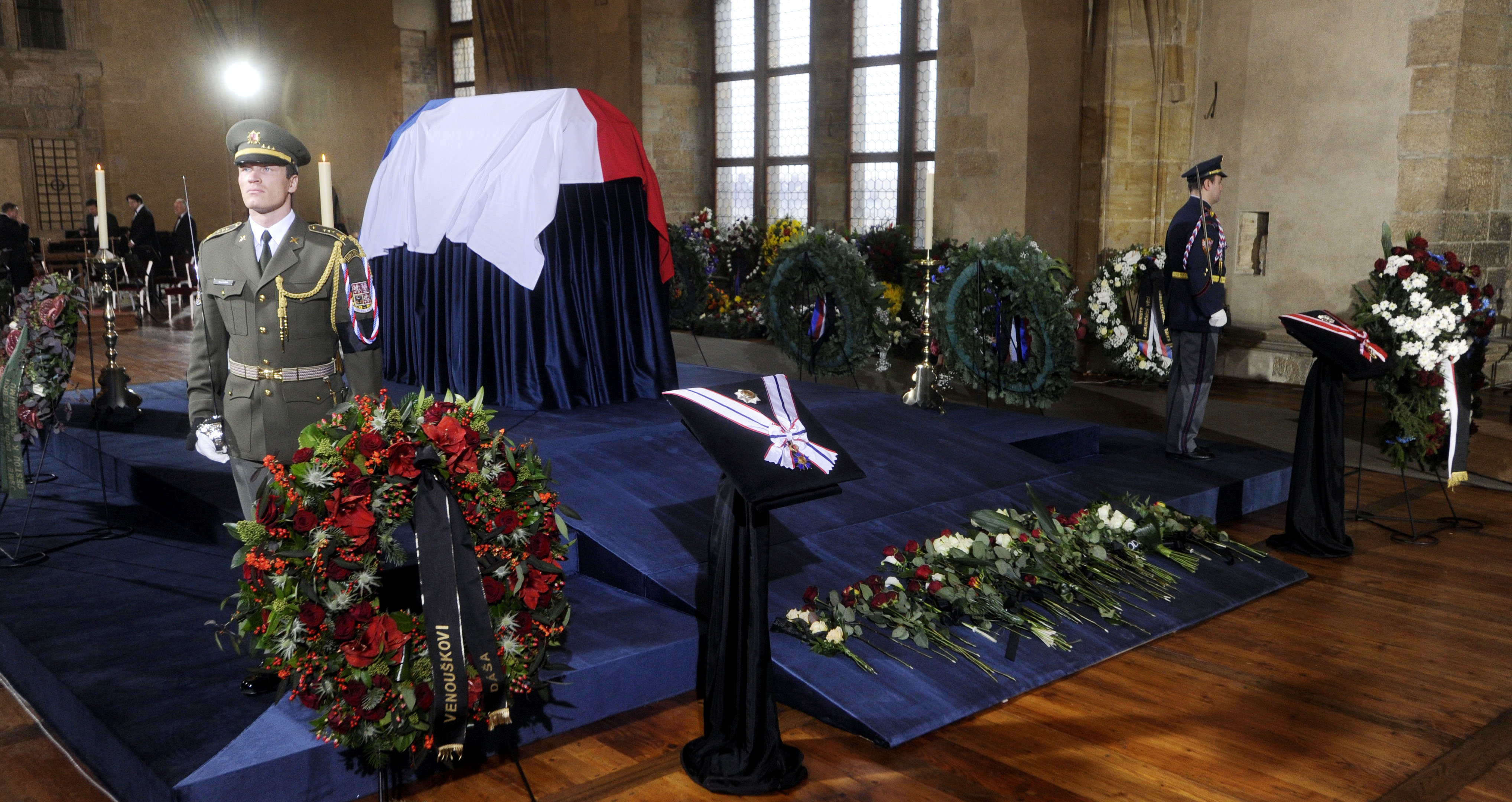 Václav Havel, föredetta president, en symbol för det fria Tjeckien och demokrati avled 18 december. Havel var en sann demokratikämpe och en hjälte i kampen mot kommunismen i Tjeckien. Václav Havel, föredetta president, en symbol för det fria Tjeckien och demokrati avled 18 december. Havel var en sann demokratikämpe och en hjälte i kampen mot kommunismen i Tjeckien.